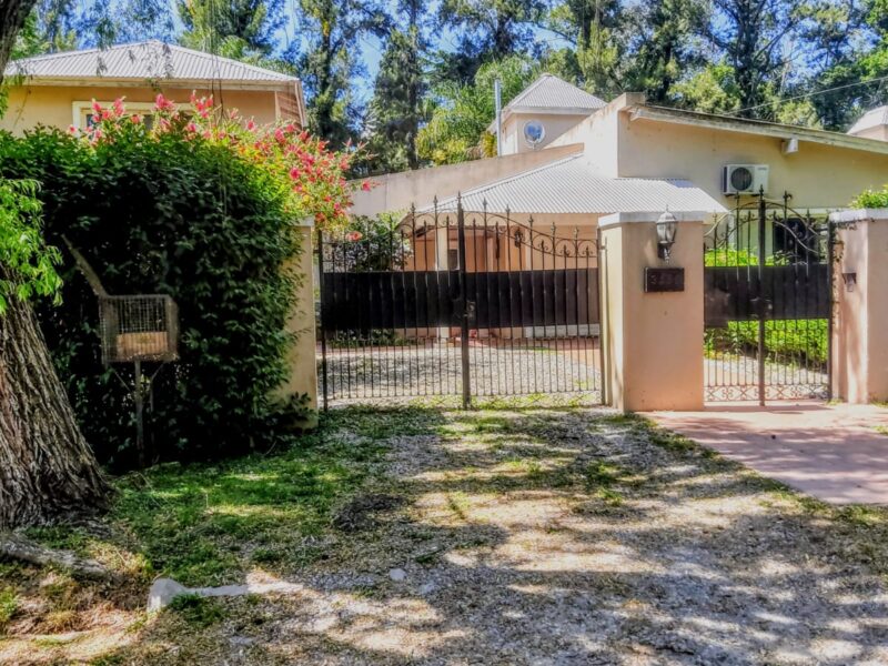 Casa en Venta - 425 entre 135 y 136, Villa Elisa