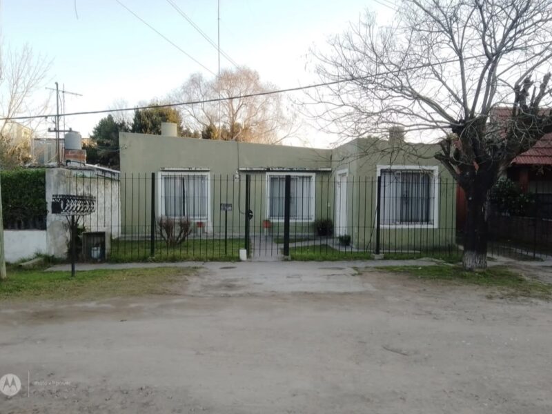 Casa en Berisso 124 entre 14 y 15. .