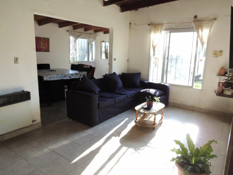 Casa en Berisso 124 entre 14 y 15. .