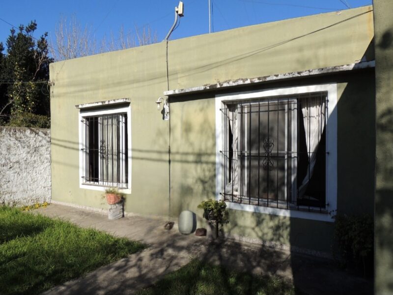 Casa en Berisso 124 entre 14 y 15. .