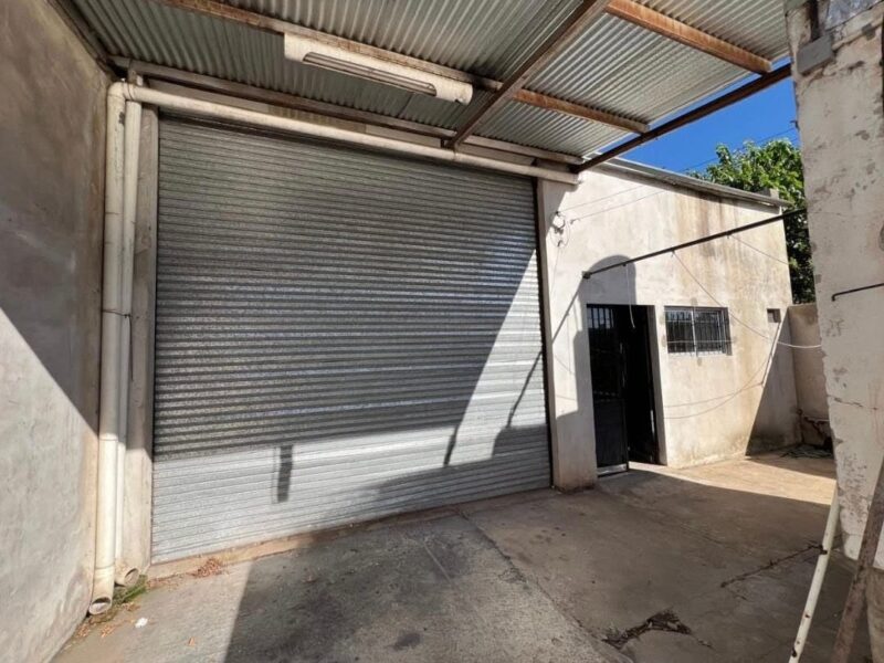 CASA CON GALPON EN 67 e/ 147 y 148, Los Hornos