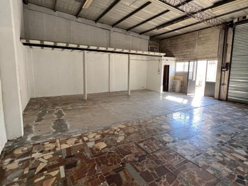 CASA CON GALPON EN 67 e/ 147 y 148, Los Hornos