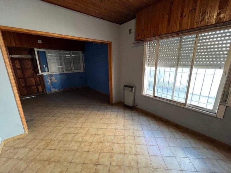 CASA CON GALPON EN 67 e/ 147 y 148, Los Hornos