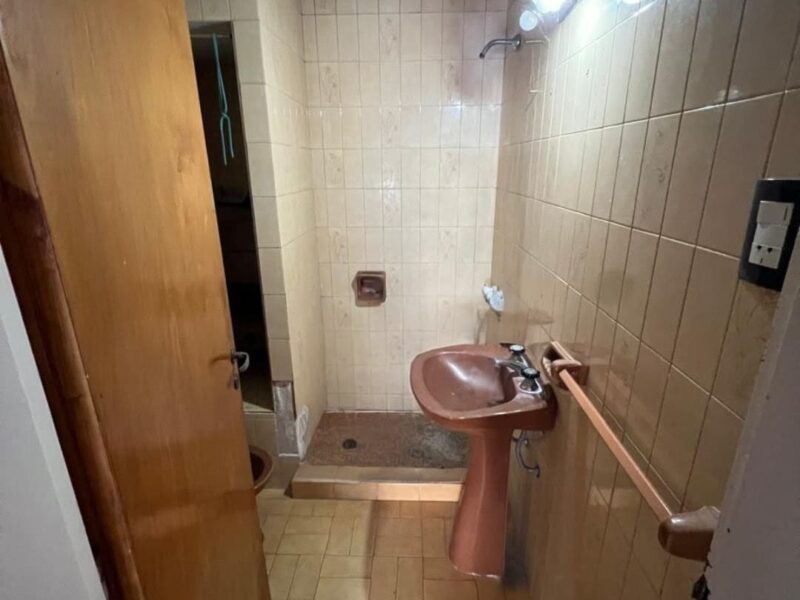 CASA CON GALPON EN 67 e/ 147 y 148, Los Hornos