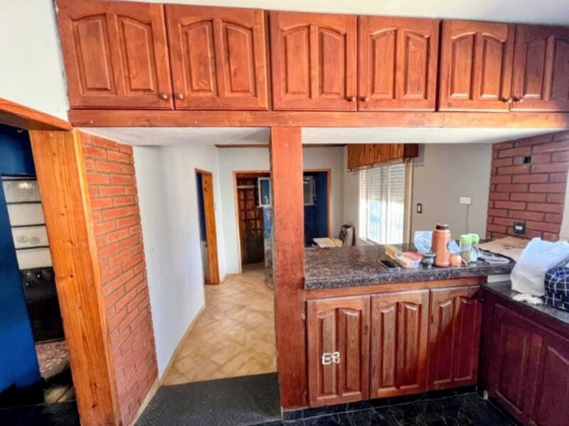 CASA CON GALPON EN 67 e/ 147 y 148, Los Hornos