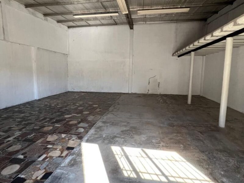 CASA CON GALPON EN 67 e/ 147 y 148, Los Hornos