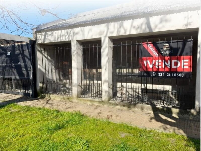 CASA CON GALPON EN 67 e/ 147 y 148, Los Hornos